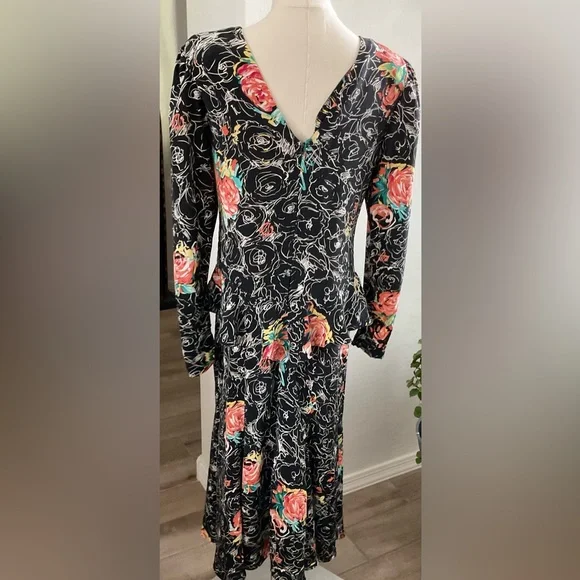 Black and White Sheath Dress with Cuffed Long Sleeves - Picture 5 of 8